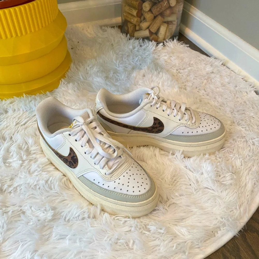 ✨Nike (GUC) Sneaker White Size 6✨ - Picture 1 of 8